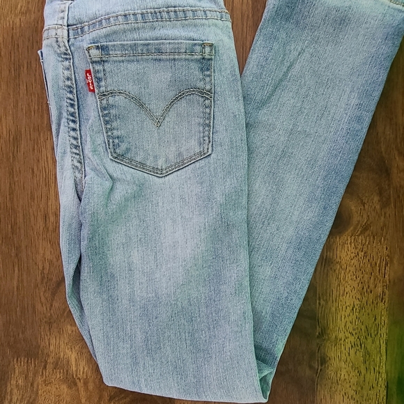 Girls Light Wash Levis - Picture 2 of 8